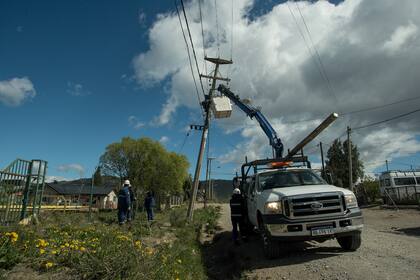 Por la caída de postes de luz gran parte de Bariloche se quedó sin luz, personal capacitado trabaja para solicionar el problema