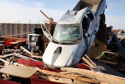 Por la calle yacen escombros, automóviles volcados y pedazos de propiedades.