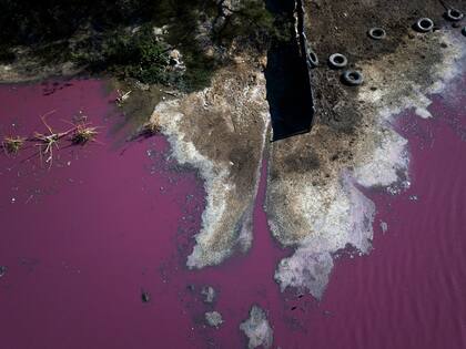 La laguna Cerro donde se colorea el agua, en Limpio, Paraguay