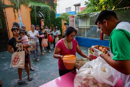 Por la crisis y el aumento de los alimentos, todas las noches, el comedor de emergencia de Ciudad Oculta ofrece cena para unas 300 personas