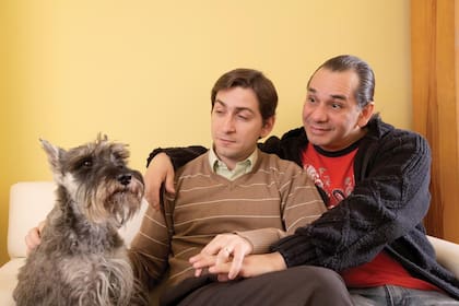 Por la familia. Esta pareja fue la primera en solicitar adopción en Capital. Aquí, con uno de sus perros schnauzer