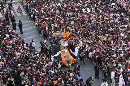 Por la gran cantidad de asistentes, las personas suelen llegar horas antes al evento para ver el desfile lo más cerca posible (Wikimedia Commons/Gobierno CDMX)