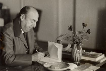 Por la "ley maldita", sancionada en 1948 por el presidente Gabriel González Videla, Neruda debió exiliarse