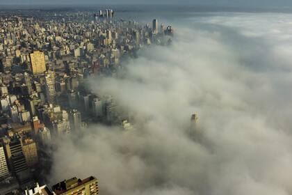 Por la magnitud del humo, las autoridades sanitarias de Rosario le pidieron a la población no hacer actividad física al aire libre, permanecer en sus viviendas y usar barbijo en caso de tener que salir al exterior