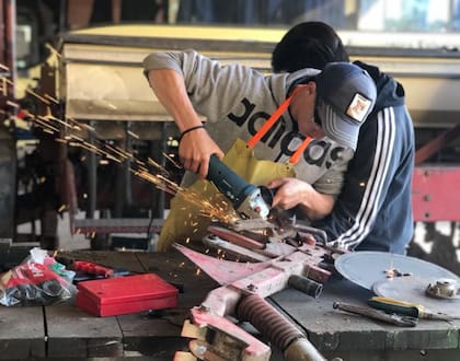 Por la mañana, como en todas las escuelas, se imparte los conocimientos que tienen que ver con la currícula escolar, pero por la tarde luego del almuerzo, comienzan las materias prácticas