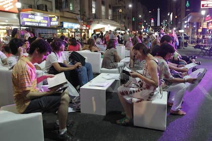 Con seis escenarios y livings en la calle, los lectores volverán a copar la avenida Corrientes para la Noche de las librerías