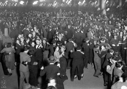 Por la noche, en cada una de las cuadras inauguradas se situaran bandas musicales para llevar adelante los bailes populares.