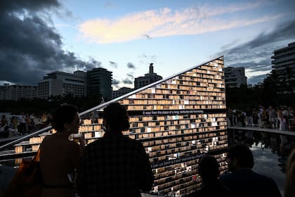 Por la noche, la biblioteca se ilumina