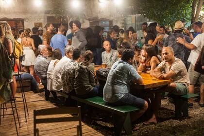 Por la noche, la movida se concentra Las Cuevas, con música en vivo