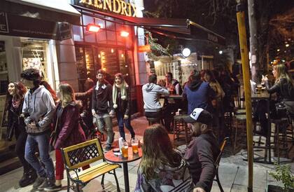 Por la noche, la zona convoca a chicos de entre 20 y 30 a?os