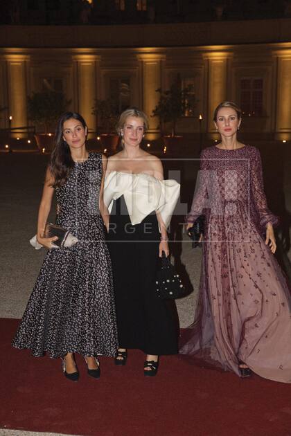 Por la noche, Sassa de Osma optó por un segundo vestido de Pertegaz. Su cuñada Ekaterina llevó un impactante vestido strapless. Vestida por Valentino, la periodista argentina Nieves Zuberbühler voló desde Nueva York, donde vive y trabaja desde hace años.