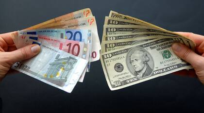 El euro cae frente al dólar