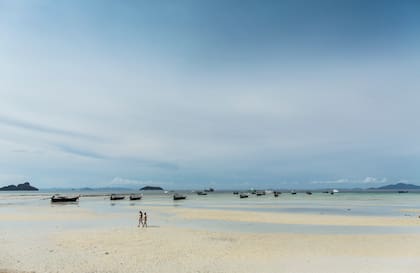 Por la tarde, las playas en Krabi son ideales para largas caminatas.