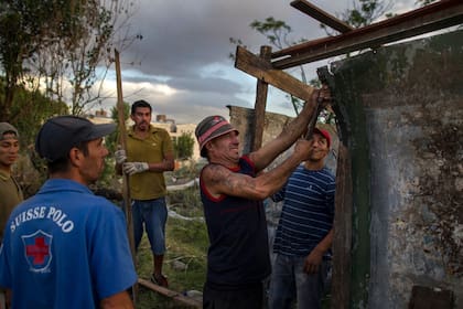 Por la tarde, los usurpadores armaron nuevas casillas de madera y chapa