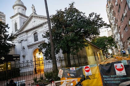 Por la tarde, los vecinos se acercaban a preguntar qué estaba ocurriendo y por qué la iglesia estaba cerrada