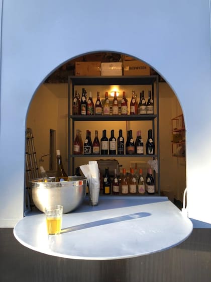 Por la ventanita de Vina Buchette ofrecen vinos, empanadas y "otras sorpresas".