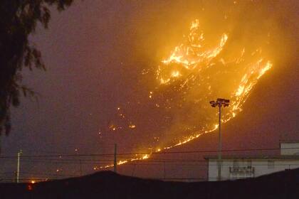 Por las altas temperaturas registradas en julio de 2023, se produjeron varios incendios en Sicilia, Italia. En la foto las llamas se extienden por las colinas de la zona de Monte Grifone y la ciudad de Ciaculli, en los alrededores de Palermo.
