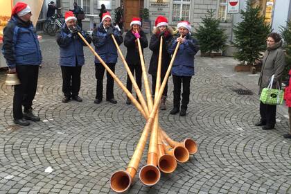 Por las callejuelas de su histórico casco antiguo, pasearon en otro tiempo el poeta Johannes von Al y el reformador Heinrich Bullinger. Hoy en día, su casco antiguo, cerrado parcialmente al tráfico, ofrece una variada escena gastronómica y, periódicamente, eventos públicos.