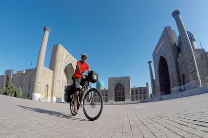 Por las construcciones típicas de Samarkanda, en Uzbekistán