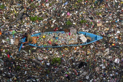 Por las corrientes marinas, todos los residuos plásticos que terminan en el mar y que no decantan, se concentran en cinco grandes islas de basura