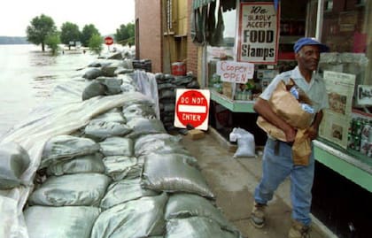 Por las fiertes inundaciones tras la crecida del río Mississippi, en 1993, los vecinos tuvieron que tapiar las calles con bolsas de arena (Getty Images)