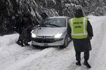 Por las intensas nevadas, se clausuró el aeropuerto por más de 24 horas y se cerraron preventivamente los pasos fronterizos