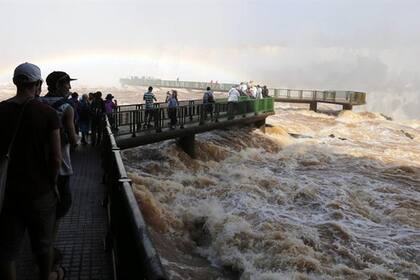 Por las lluvias, las cataratas de Iguazú estuvieron cerradas y con un caudal de agua fuera de lo común