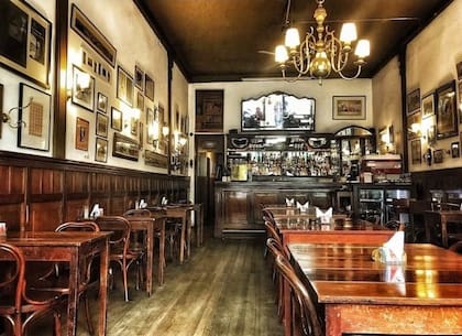 Por las mesas del café Brasilero pasaron escritores como Mario Benedetti, Juan Carlos Onetti, Idea Vilariño y Eduardo Galeano.