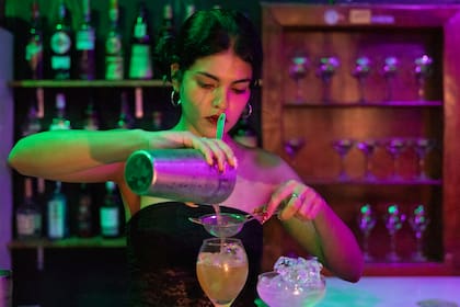 Por las noches, el barrio Regimiento, se vuelve un punto de encuentro para los amantes del buen beber.