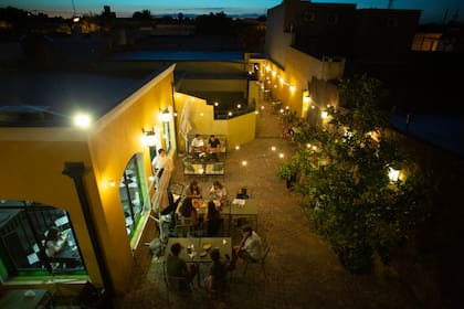 Por las noches, el patio se ilumina con lucecitas y es ideal para tomar un vermú, un cocktail o un vino.
