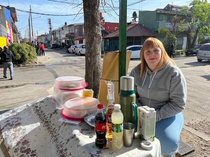 Por las tardes, Noelia Marcico (26) a veces toma transportes privados para no correr la misma suerte que su tío, a quien mataron para robarle el celular.