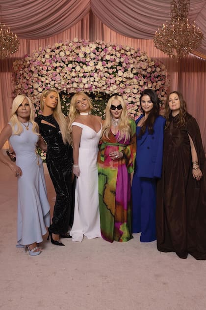 “Por las venas de Versace corre el rock ‘n’ roll”, dijo Donatella en una entrevista. “Crecí en un tiempo en el que las barreras culturales se derrumbaban gracias a la música, obsesionada por lo que pasaba en el arte, en la industria del cine; en las subculturas. Mi hermano y yo queríamos ser parte de ese nuevo mundo”. Desde Madonna a Dua Lipa pasando por Britney Spears y Lily James, fue idea de Donatella recurrir a las celebrities en lugar de modelos profesionales como embajadores de la marca.