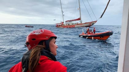 Por ley, los refugiados deben desembarcar en el puerto más seguro y más cercano