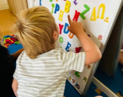 Por lo general, el modelo de trabajo de intervenciones asistidas con animales se desarrolla a través de las IAA en donde los perros, caballos, alpacas, gallinas, patos, y demás animales de granja, junto al entorno juegan un rol fundamental en el proceso terapéutico y educativo.