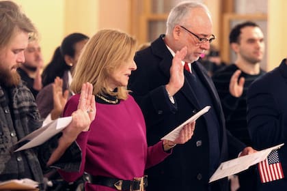 Por lo general, los solicitantes deben recitar el Juramento de Lealtad oralmente durante una ceremonia pública