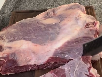 Por lo general se hace a fuego bajo porque es un corte que, al tener tanta membrana, tejido conectivo y grasa interna, nunca se va a secar