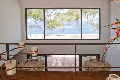 Por los enormes ventanales entra diáfana la luz de la isla. Les abren el paso a maravillosas perspectivas del mar, que en ningún momento se pierde de vista.