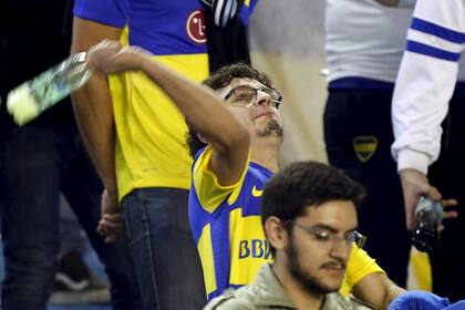 Los plateístas tiran botellas a los jugadores