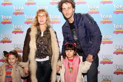 Gloria Carrá y Luciano Cáceres, en otras épocas, con su hija Amelia y una amiga de la pequeña en una salida al teatro