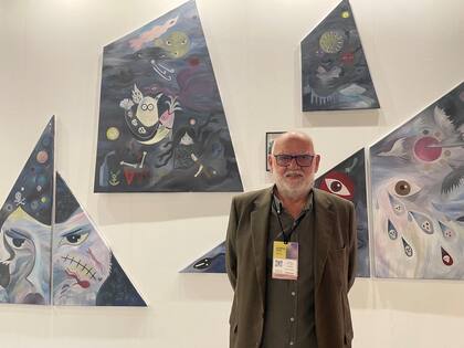 "Por más atorado que esté, no empiezo arteba sin hacer eso”, dice Diego Obligado sobre sus visitas al cementerio; en la foto, con obras de Pauline Fondevila