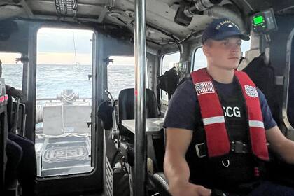 Por más de 24 horas, los equipos de la  Guardia Costera de Estados Unidos realizaron una exhaustiva búsqueda
