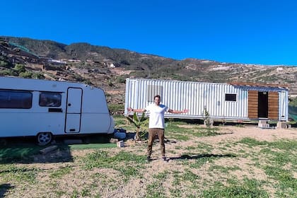 Por medio de una amiga que trabaja en una empresa naviera pudieron acceder a un contenedor por algo más de 2000 euros