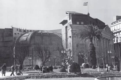 Por muy poco tiempo fue posible ver desde el exterior la cúpula del Banco Central como en esta imagen del año 1944, cuando se había concluído la primera etapa de la construcción de la nueva sede del Banco Nación