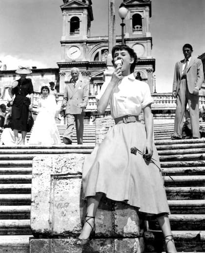 Por orden del director, William Wyler, la escena en la que Audrey Hepburn toma un helado en las escalinatas de Piazza Spagna se repitió durante cinco días. 