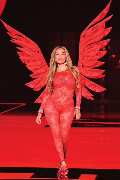 Por otra parte, Karol G también participó por primera vez. La colombiana no sólo marcó un hito al ser la primera cantante latina en sumarse al evento, sino que desfiló con una serie de mensajes proyectados sobre la pasarela en los que se podía leer “Latina Forever”. Su outfit, un mono de encaje al rojo vivo, causó sensación