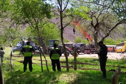 Por otro lado, tal como confirmó LA NACIÓN, en el análisis de los restos del helicóptero y de la escena principal del accidente en los alrededores del dique de Cabra Corral tomaron intervención también detectives de Gendarmería Nacional y funcionarios del Ministerio Público Fiscal de la Nación