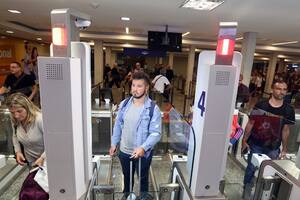 Por pasajero, el ingreso podrá ser de una computadora y un teléfono como máximo; la AFIP cambiará la legislación vigente y los considerará efectos de uso personal