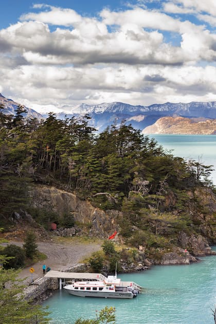 El muelle de Candelario Mansilla con la embarcación Campito, de Marcos Campus, que cruza el lago O’Higgins hasta Villa O’ Higgins.