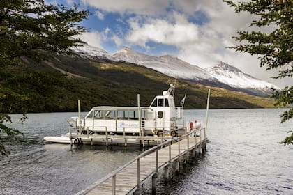Una de las embarcaciones que navega por el lago del Desierto, anclada en Punta Norte, donde comienza la caminata.