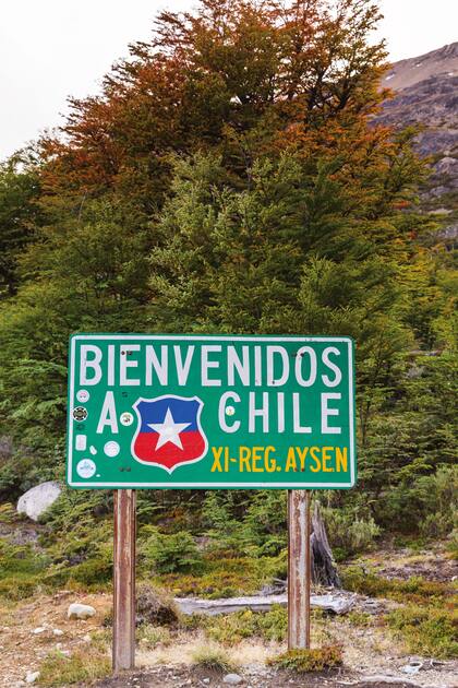 El cartel de la frontera en el hito.